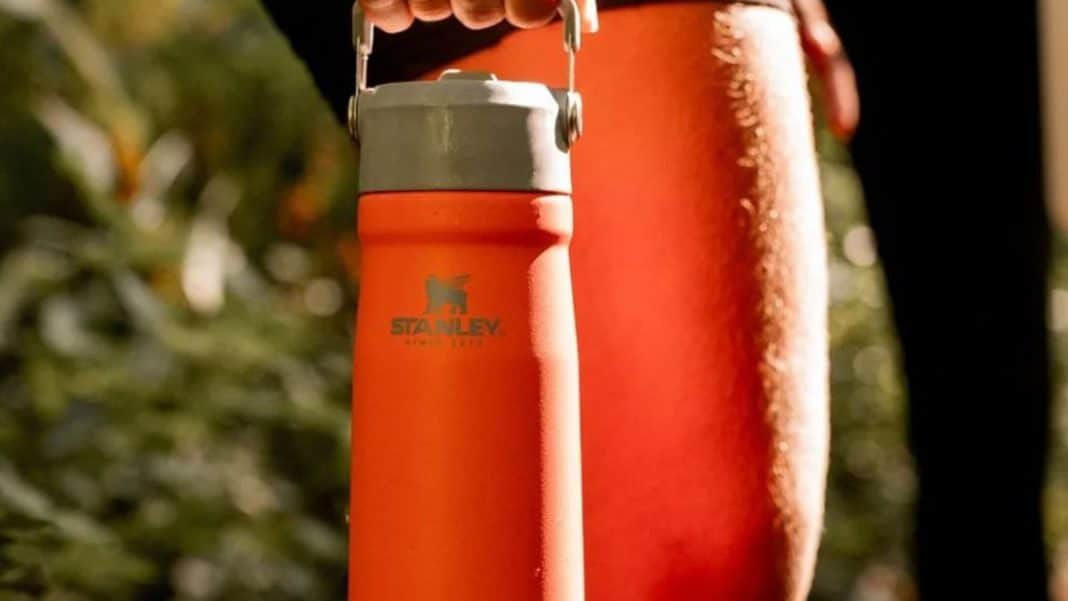 Garrafa Stanley Flip Straw com 40% OFF; confira modelo e cores
