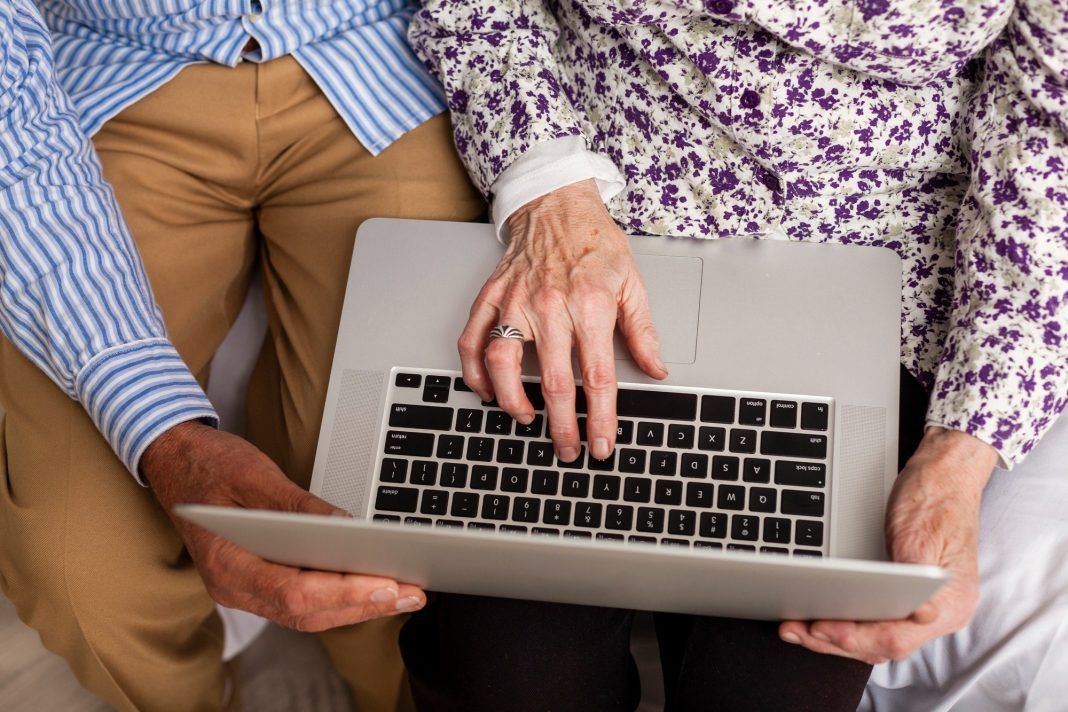Internet se populariza entre idosos e já é usada por 69% deles, diz IBGE