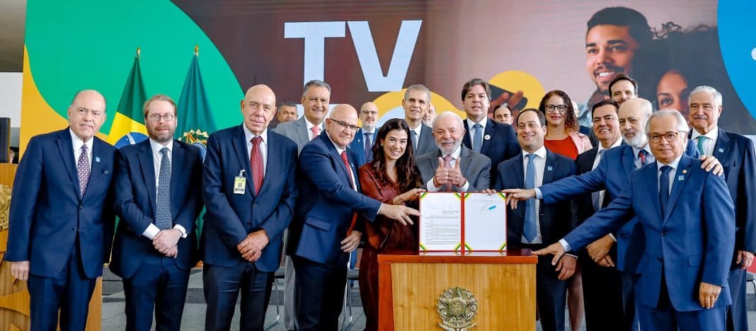 Lula assina decreto da TV 3.0; tecnologia garante recursos interativos Lula assina decreto da TV 3.0; tecnologia garante recursos interativos e melhor qualidade de imagem e som para TV aberta