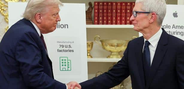Para driblar taxas de Trump, Apple investirá US$ 100 bilhões Presidente dos EUA, Donald Trump, cumprimenta Tim Cook, CEO da Apple, durante anúncio de investimento de US$ 100 bilhões da gigante da tecnologia nos EUA
