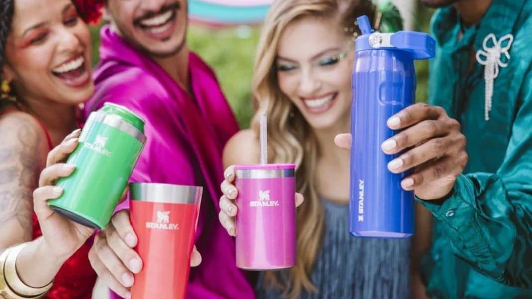 Aproveite: copo Stanley que também é cooler para latas está com 50% de desconto