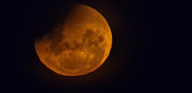 Eclipse lunar mais longo do ano acontece este fim de 14.mar.2025 - Detalhe da Lua de Sangue em eclipse lunar observado na cidade de Canberra, na Austrália