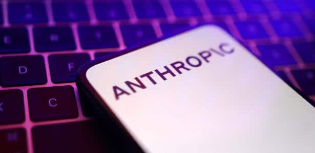 Gigante de IA Anthropic pagará R$8 bi por infringir direitos Logotipo da Anthropic em tela de celular