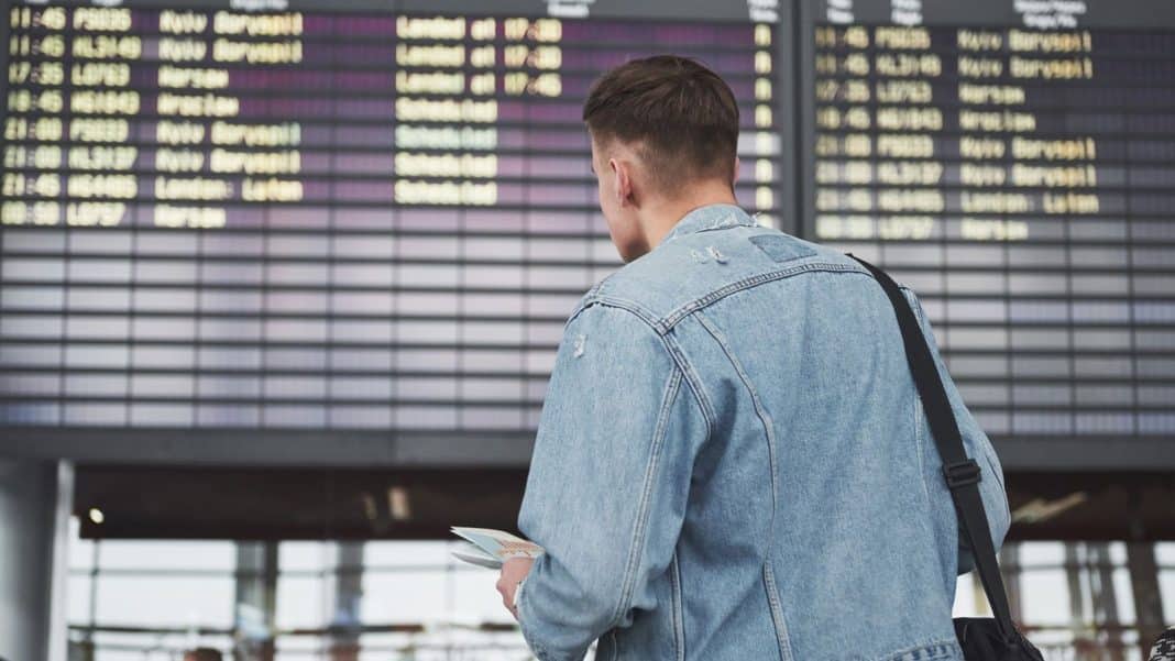 Homem que supostamente derrubou aeroportos na Europa com ciberataque é preso