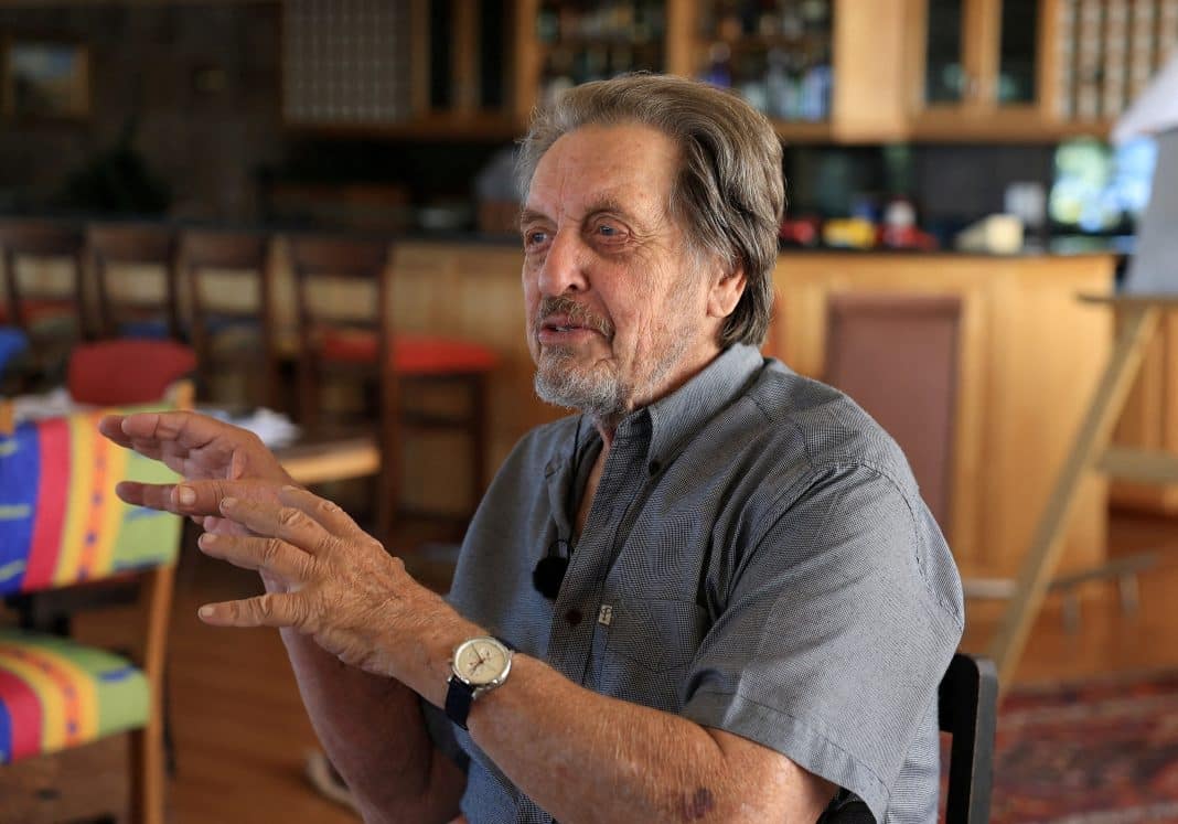 Pai de Elon Musk é acusado de abusar sexualmente de seus filhos e enteados, diz New York Times