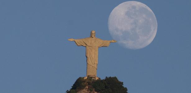 Qual a fase da Lua hoje (10)? Veja calendário lunar 3.ago.2023 - Imagem do Cristo Redentor, no Rio de Janeiro, com a lua cheia ao fundo
