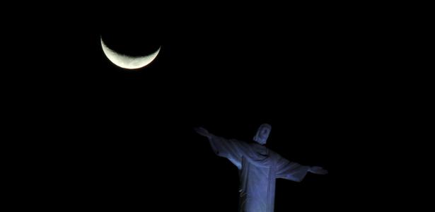 Qual a fase da Lua hoje (3)? Veja calendário lunar Cristo Redentor, no Rio de Janeiro, com a Lua crescente ao fundo, em vista do bairro de Botafogo