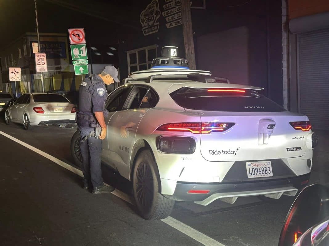 Táxi autônomo da Waymo faz retorno proibido e deixa polícia sem saber como multar