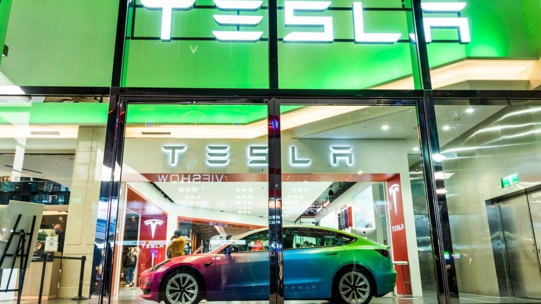 Tesla é investigada nos EUA por prender motoristas dentro dos carros