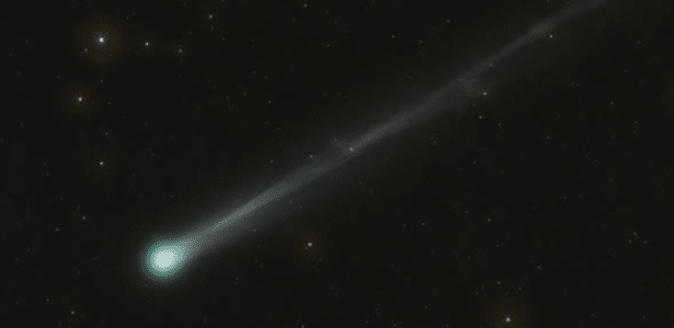 Cometa verde raríssimo passará pela Terra e será visível no Cometa Lemmon é verde e brilhante