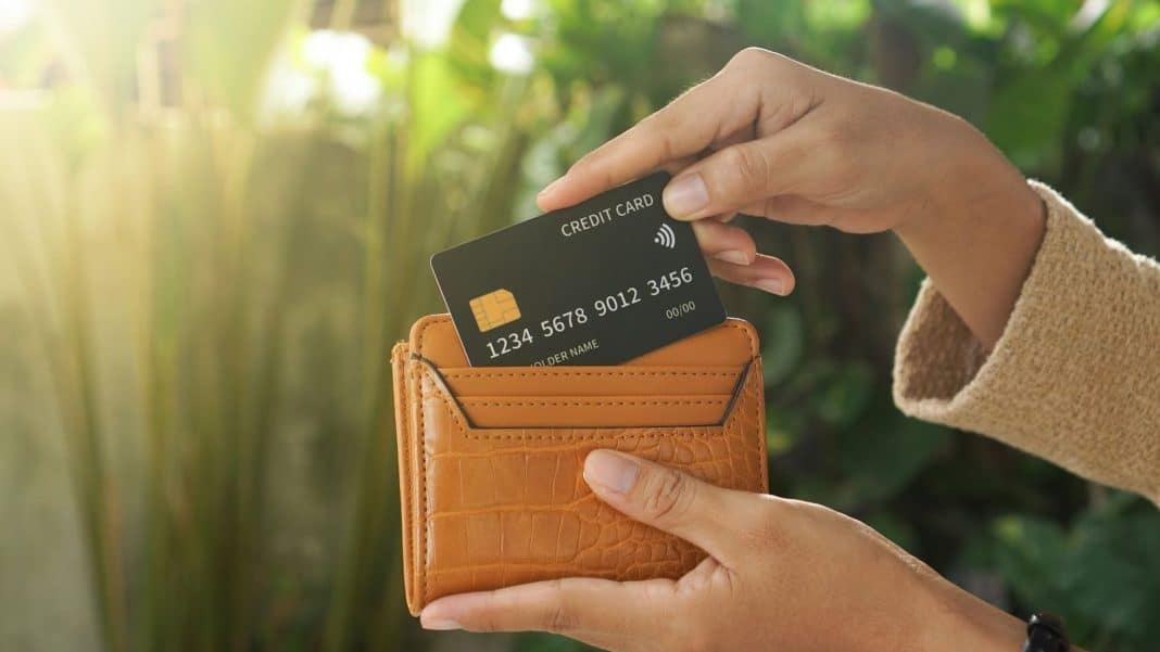 Golpe oferece cartão da Shopee para roubar dados e dinheiro das vítimas