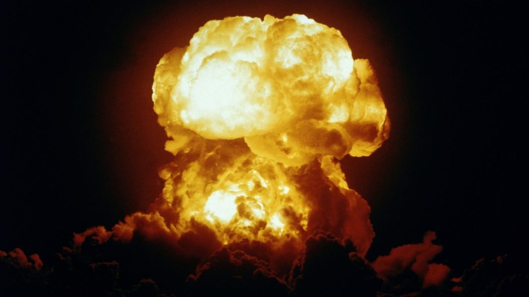 Kim Kataguiri cria PEC para Brasil produzir bombas nucleares