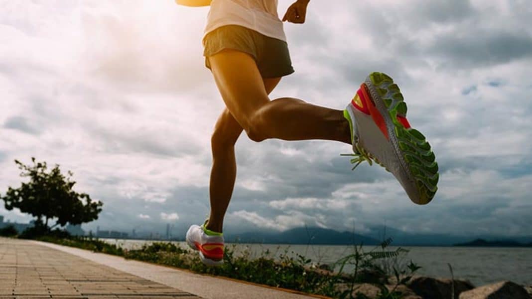 Tênis de corrida ASICS com até 42% OFF e cupons na Netshoes; aproveite