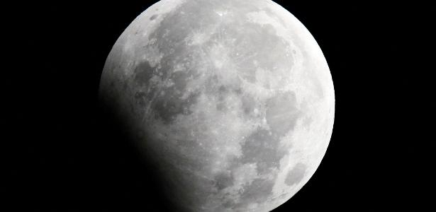 Qual a fase da Lua hoje (26)? Veja calendário lunar 21.fev.2022 - Lua vista durante eclipse parcial em Xangai
