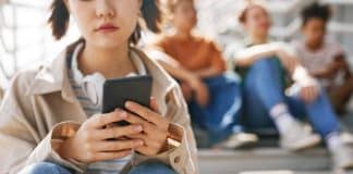 Austrália vai dobrar multa para plataformas que violarem proibição de redes sociais para menores Austrália começa a proibir redes sociais para menores de 16 anos na quarta; veja como vai funcionar