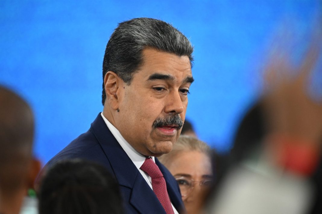 É #FAKE que foto mostre Maduro escoltado por agentes dos EUA após captura; imagem foi criada com inteligência artificial