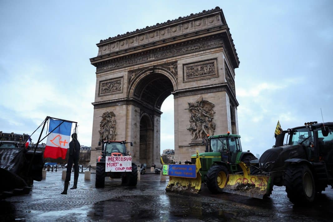 É #FAKE vídeo de caminhões e tratores bloqueando via em Paris durante 'paralisação' de agricultores; cena foi criada com IA