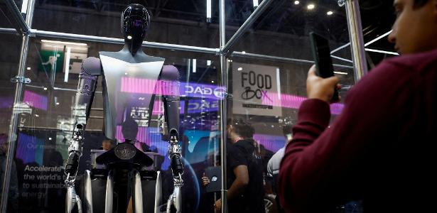 Elon Musk quer comercializar robôs humanoides Optimus até final de Robô Optimus da Tesla exibido em salão do automóvel de Paris em 2024
