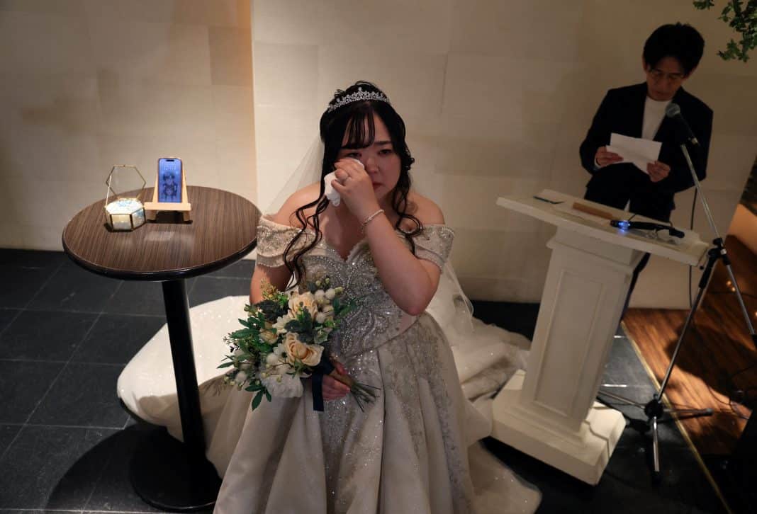 Japonesa se casa com personagem do ChatGPT; VÍDEO