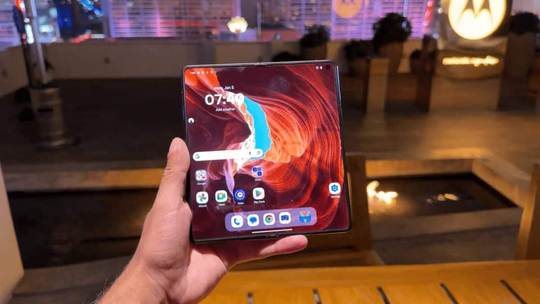 Motorola Razr Fold é anunciado para brigar com Galaxy Z Fold 7