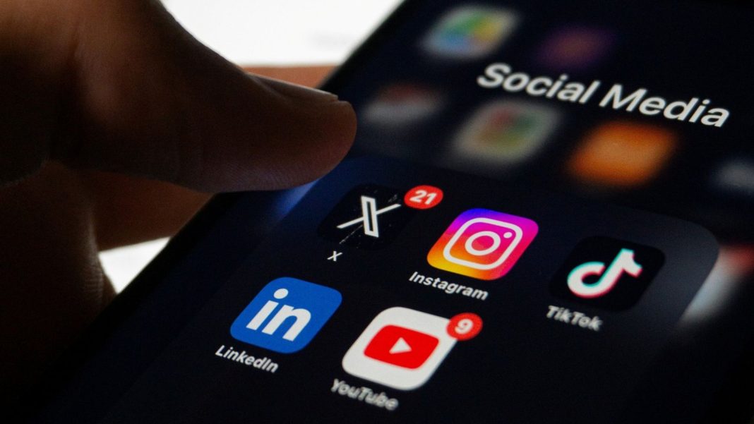 Presidente da França quer banir redes sociais para menores de Presidente da França quer banir redes sociais para menores de 15 anos