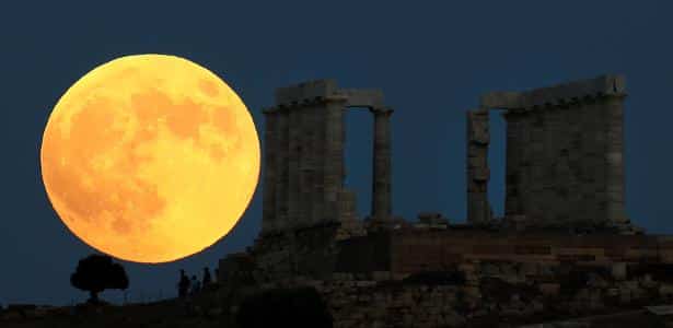 Qual a fase da Lua hoje (9)? Veja calendário lunar 27.jul.18 - Lua cheia surge atrás do templo de Poseidon, em Cape Sounion, próximo de Atenas