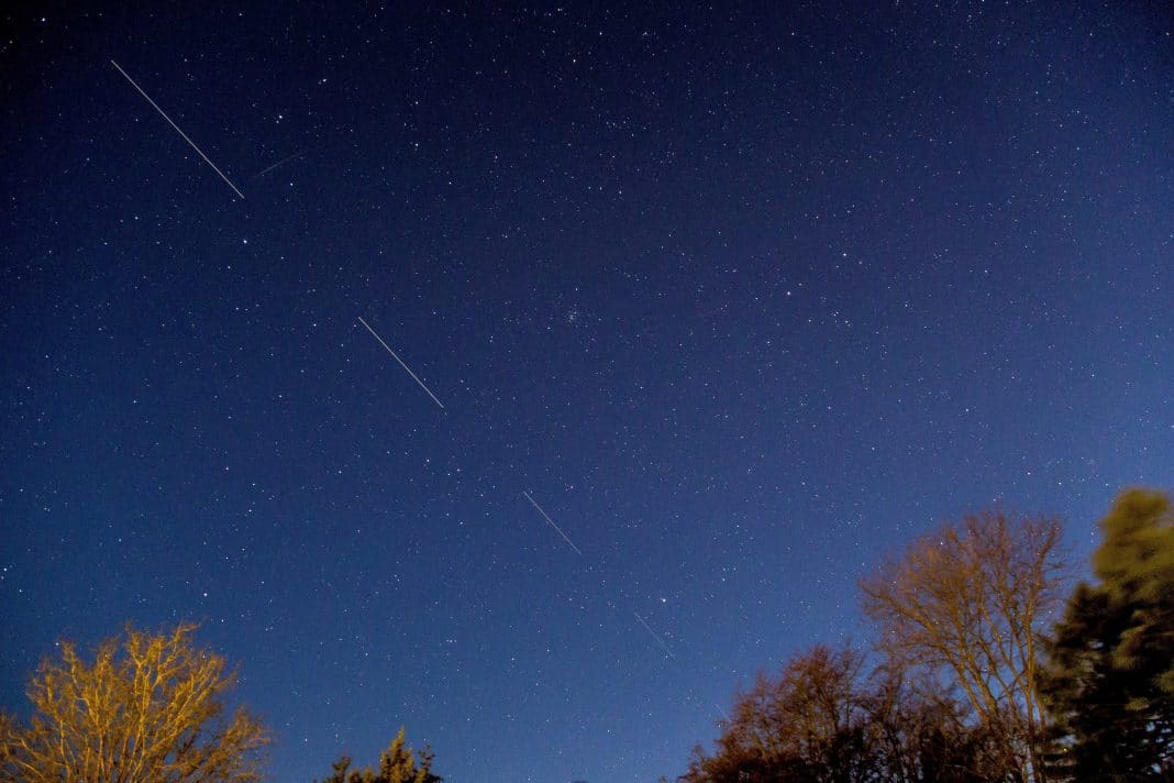 Starlink vai baixar altitude de satélites para reduzir risco de Starlink vai baixar altitude de satélites para reduzir risco de colisão