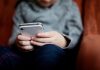 ONU alerta que proteção de crianças e adolescentes no ambiente digital é 'prioridade urgente' e que limitar idade não basta Suécia entra na onda global e quer banir celulares em escolas do fundamental ao médio