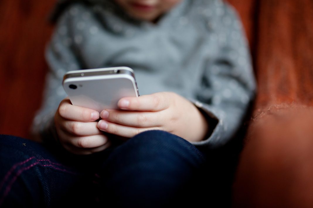 Suécia entra na onda global e quer banir celulares em Suécia entra na onda global e quer banir celulares em escolas do fundamental ao médio