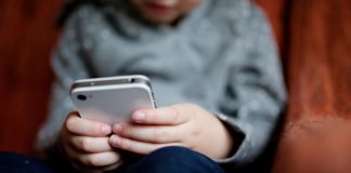 Governo investiga se sites pornôs impedem acesso de menores de idade Suécia entra na onda global e quer banir celulares em escolas do fundamental ao médio