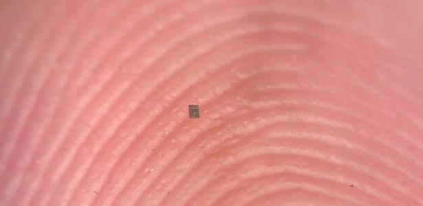 cientistas criam menor robô autônomo do mundo O microrrobô, colocado na ponta do dedo para mostrar o tamanho real
