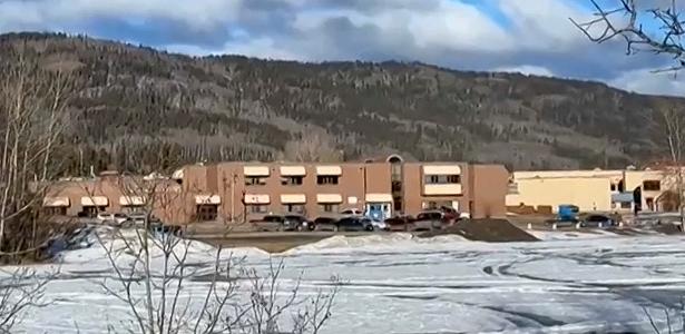 Canadá convoca equipe de segurança da OpenAI após tiroteio em escola onde ocorreu um tiroteio na cidade de Tumbler Ridge, Canadá, em 10 de fevereiro