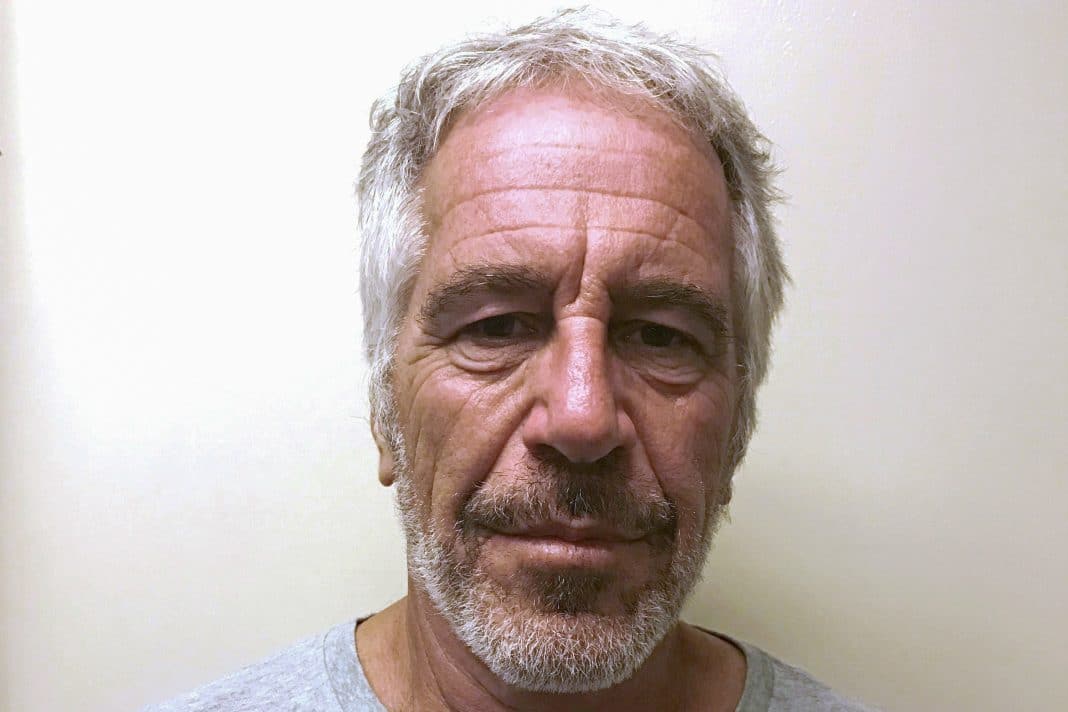 É #FAKE que foto mostre Jeffrey Epstein vivo em Israel; É #FAKE que foto mostre Jeffrey Epstein vivo em Israel; imagem foi criada com a IA do Google