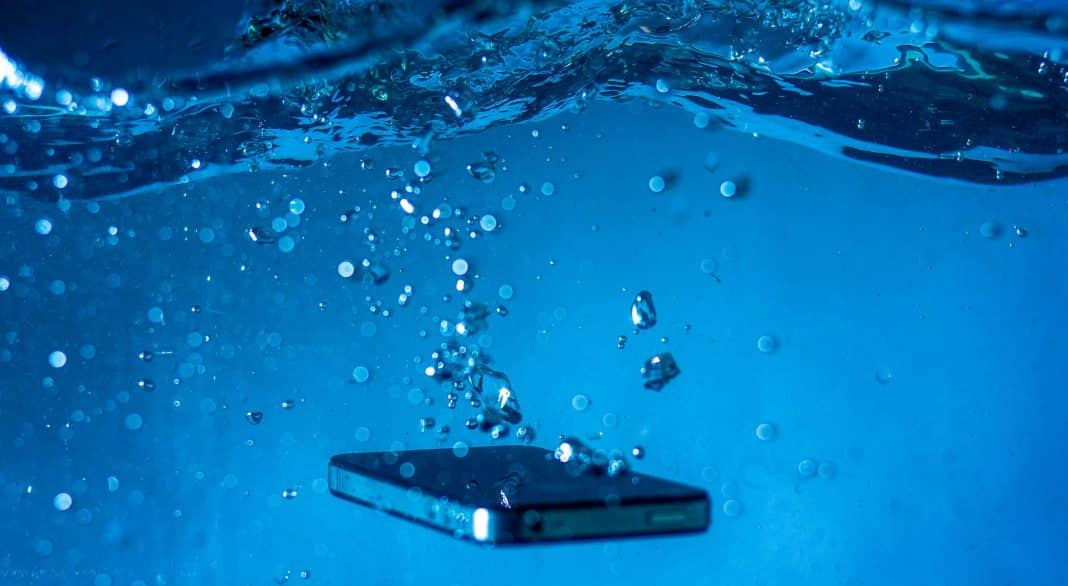 Nada de arroz: saiba o que fazer se o celular cair na água