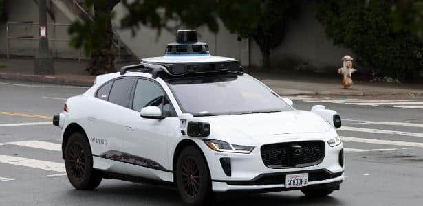 Nova York retira proposta de legalização de serviços de robotáxis Carro autônomo da Waymo rodando nas ruas de San Francisco, na Califórnia (EUA)