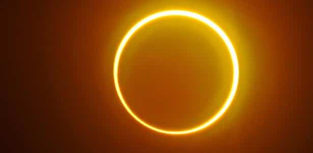Primeiro eclipse do ano cria 'anel de fogo' no céu A Lua se move em frente ao Sol em um raro eclipse solar de "anel de fogo"