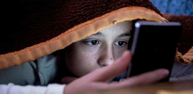 Rede social bombardeia menina com post sobre suicídio e menino Helton Simões Gomes