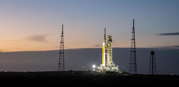 Transmissão do lançamento da missão Artemis 2: horário e onde 17.jan.2026 - Propulsor da missão Artemis 2 posicionado no Centro Espacial Kennedy, na Flórida (EUA)