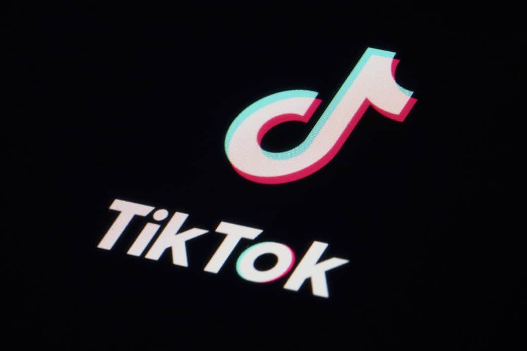União Europeia acusa TikTok de 'design viciante' e cobra mudanças para proteger crianças e adolescentes