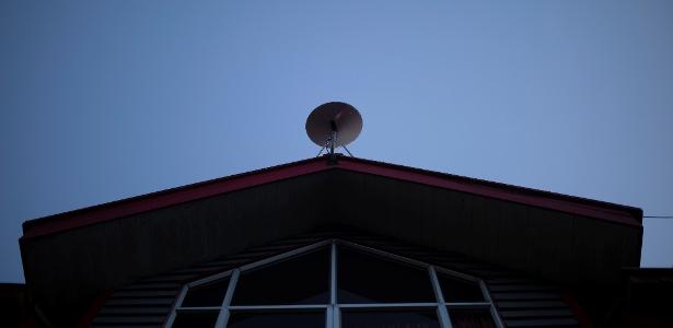 como serviço de Musk influencia geopolítica global Antena da Starlink sobre casa em Sotomo, no Chile; localidade recebeu testes de internet via satélite