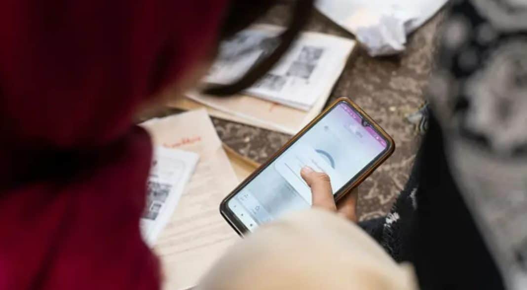 Conexões secretas na fronteira e redes privadas: como iranianos desesperados Conexões secretas na fronteira e redes privadas: como iranianos desesperados mantêm contato com familiares no exterior