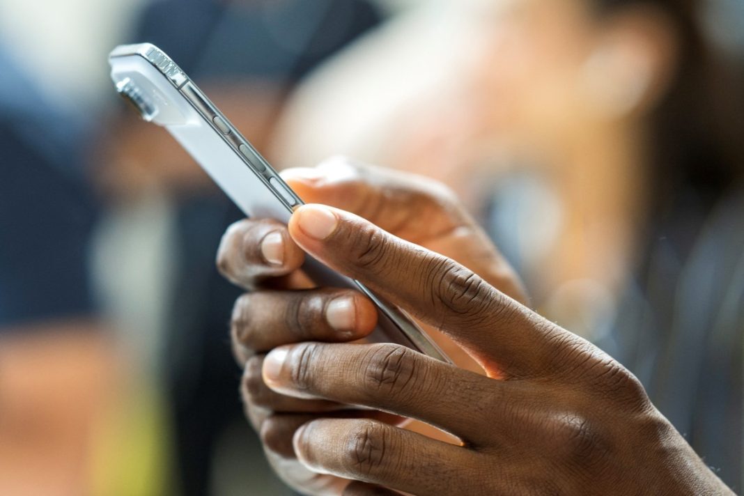 Falha em versões antigas do iPhone pode permitir espionagem e Falha em versões antigas do iPhone pode permitir espionagem e roubo de dados