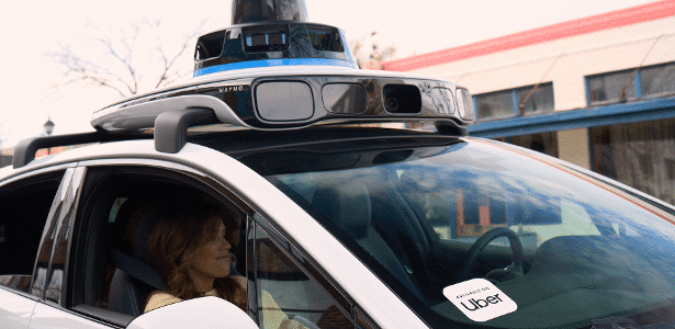 Humanos viram 'zeladores de robô' de carro autônomo e robô Humanos viram 'zeladores de robô' de carro autônomo e robô entregador