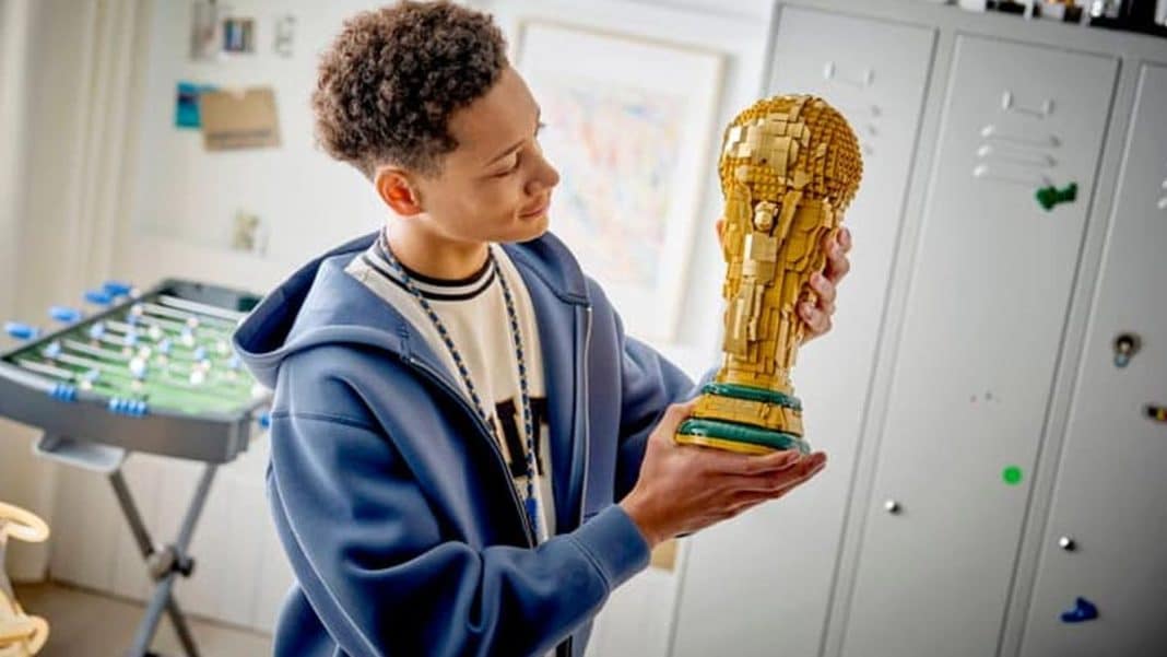 LEGO inspirado no troféu da copa com 2.842 peças entra LEGO inspirado no troféu da copa com 2.842 peças entra em pré-venda no Mercado Livre