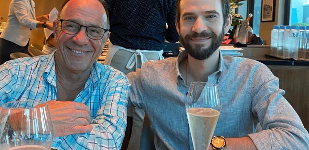 Pai acusa IA do Google de orientar seu filho a Joel Gavalas (esq.) ao lado de seu filho, Jonathan Gavalas (dir.); pai acusa IA do Google de induzir seu filho ao suicídio
