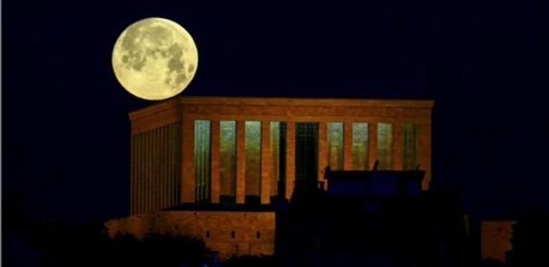 Qual a fase da Lua hoje (9)? Veja calendário lunar A lua cheia é vista sobre o Anitkabir, o mausoléu do fundador da Turquia moderna Mustafa Kemal Ataturk, em Ancara