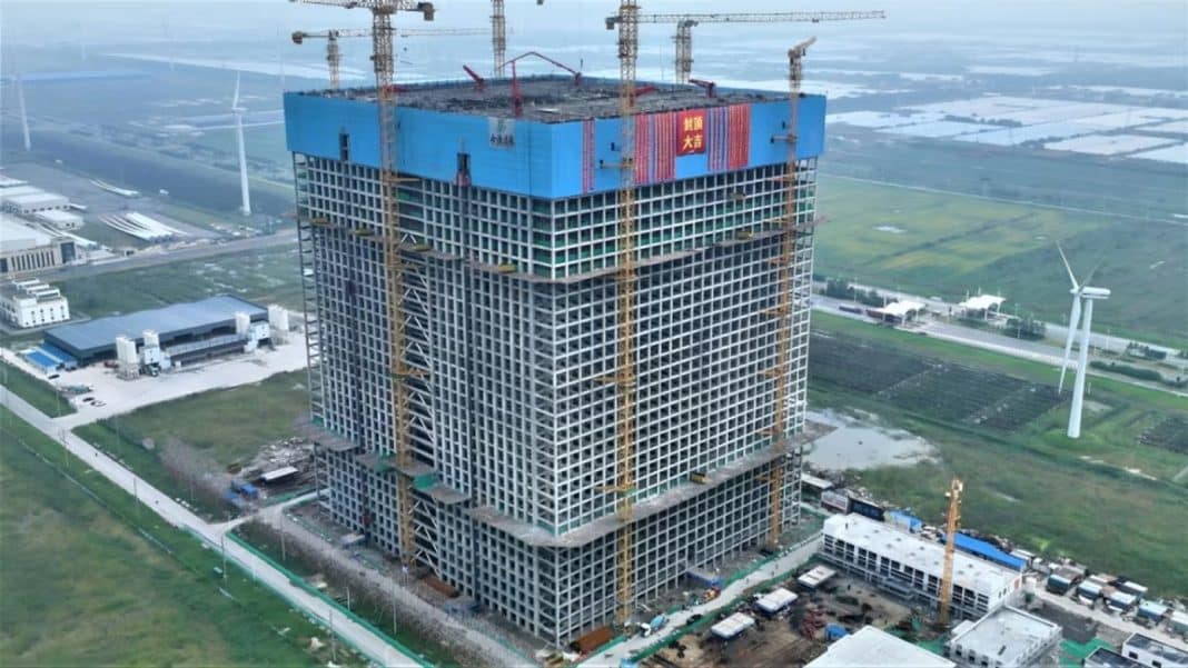 Torre abandonada? Bateria gigante que armazena energia chama atenção na Torre abandonada? Bateria gigante que armazena energia chama atenção na China