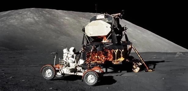 Artemis 2 reacende debate sobre extração de gás raro presente Coleta de material da superfície da Lua durante a missão Apollo 17