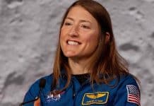 Astronauta revela que achava que estava flutuando mesmo depois de voltar 16.abr.2026 - A astronauta Christina Koch, da missão Artemis 2, durante coletiva de imprensa, em Houston (Texas)