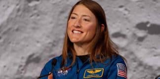 Astronauta revela que achava que estava flutuando mesmo depois de voltar 16.abr.2026 - A astronauta Christina Koch, da missão Artemis 2, durante coletiva de imprensa, em Houston (Texas)